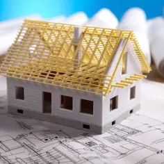 Model domu na planach budowlanych. Zastanawiasz się, ile kosztuje adaptacja projektu?