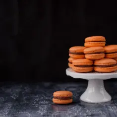 Pomarańczowe makaroniki z czekoladowym nadzieniem, idealne do przepisu na makaroniki Ani Gotuje.