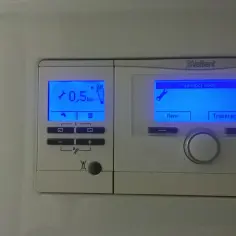 Wyświetlacz pieca Vaillant Ecotec Plus pokazuje niski poziom wody (0,5 bar). Aby dolać wody, należy skorzystać z pokrętła i przycisków.