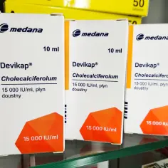 Trzy opakowania leku Devikap 10 ml z cholekalcyferolem 15 000 IU/ml, płyn doustny.