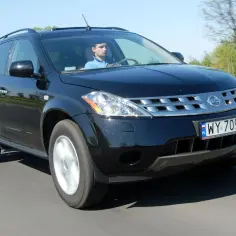 Czarny Nissan Murano 3.5 V6 w ruchu, za kierownicą siedzi mężczyzna.