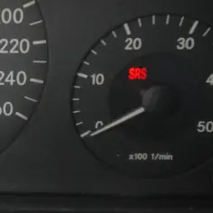Kontrolka SRS świeci się na desce rozdzielczej Mercedesa, sygnalizując problem z poduszkami powietrznymi.