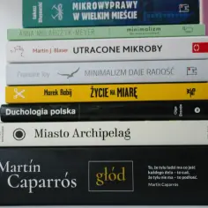 Stos książek z tytułami: "Mikrowyprawy w wielkim mieście", "Minimalizm", "Utracone mikroby", "Minimalizm daje radość", "Życie na miarę", "Duchologia polska", "Miasto Archipelag" i "Głód".