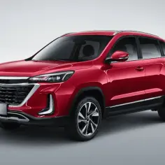 Czerwony SUV do 80 tys. z nowoczesnym grillem i felgami. Idealny na rodzinne wycieczki.