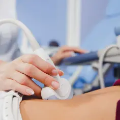 Lekarz wykonuje badanie USG jamy brzusznej, aby sprawdzić, czy rak żołądka wyjdzie na usg.