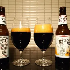Dwa kieliszki z ciemnym piwem Gonzo Imperial Porter i butelki obok. Czy warto leżakować piwa typu imperial stout przez kilka lat?