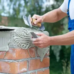 Czym otynkować komin, aby uniknąć problemów z wilgocią i pęknięciami?