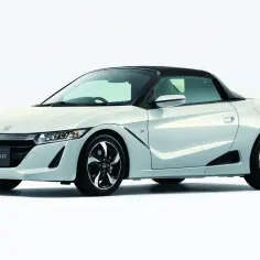 Biały roadster Honda S660 z czarnym dachem, sportowymi felgami i agresywnym przodem.