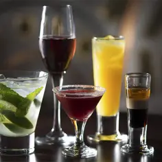 Co to angielski drink? Zrozum znaczenie i konteksty użycia