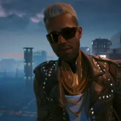 Kerry z Cyberpunk 2077 w skórzanej kurtce z ćwiekami i złotymi łańcuchami, na tle nocnego miasta.