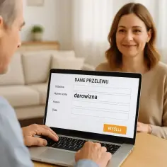 Mężczyzna wypełnia przelew online, wpisując "darowizna". Kobieta uśmiecha się, być może ciesząc się z przyszłego wsparcia. To może być pomoc w uniknięciu podatku od darowizny w rodzinie.