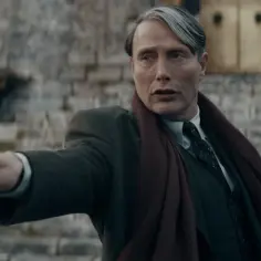 Mads Mikkelsen w roli Grindelwalda, z różdżką w dłoni, w filmie "Fantastyczne zwierzęta: Tajemnice Dumbledore'a".
