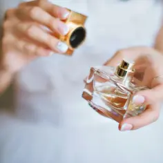 Gdzie się psika perfumami, aby zapach utrzymywał się dłużej?