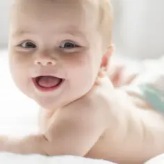 Ile pampersów zużywa niemowlę? Oszczędź pieniądze i uniknij wpadek!