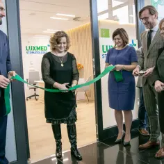 Otwarcie centrum medycznego Luxmed w Krakowie - przecięcie wstęgi.