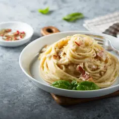 Jaki ser do carbonary zamiast parmezanu? Odkryj najlepsze zamienniki