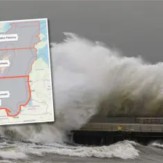 Potężne fale rozbijają się o brzeg, a mapa pokazuje, ile trwa sztorm na Bałtyku.