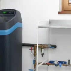 Nowoczesna stacja uzdatniania wody z panelem sterowania i instalacją hydrauliczną.