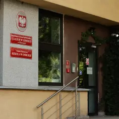 Tablice informacyjne na budynku szkoły w Chmurze w Warszawie. Czekamy na wyniki matur!