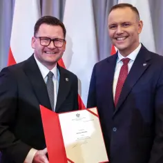 Prezydent Chorzowa, Szymon Michałek, odbiera dokument.