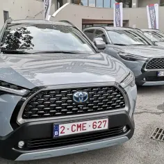 Szare Toyoty Corolla Cross 2025 stoją obok siebie.