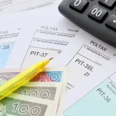 Złotówki, kalkulator i formularze PIT-37, PIT-38, PIT-36L, PIT-36. Czas na rozliczenie podatku!