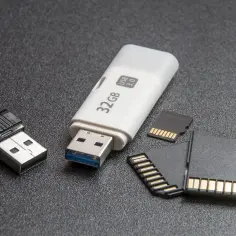 Pendrive 32GB, karty SD i czytnik USB. Idealne akcesoria, by zgrać zdjęcia z chmury na pendrive i mieć je zawsze przy sobie.