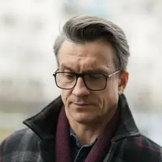 Michał Czernecki w okularach, w płaszczu w kratę i bordowym szaliku. Może to zapowiedź nowego romansu?