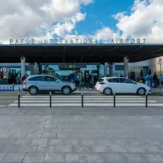 Lotnisko Pafos. Czy loty na Cypr są bezpieczne? Tłumy ludzi i samochody czekają na odprawę.