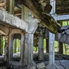 Ruiny na Westerplatte. Zniszczone betonowe konstrukcje, zawalone stropy i filary. Warto zobaczyć ślady historii.