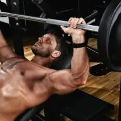Od czego zacząć trening na siłowni, aby uniknąć kontuzji i zyskać efekty