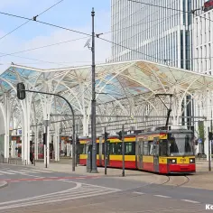 Nowoczesny dworzec z tramwajami, idealne miejsce na rozpoczęcie wycieczki jednodniowe okolice Łodzi.