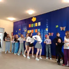 Dziewczyny tańczą na szkolnej scenie, przygotowując się do Dnia Kobiet. Pomysły na występ są świetne!