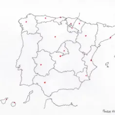 Mapa Hiszpanii z zaznaczonymi czerwonymi kropkami regionami i wyspami.