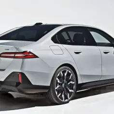 Srebrne BMW 5 2025 z eleganckimi felgami i sportowym dyfuzorem. Widok z tyłu na nowoczesne lampy i tablicę rejestracyjną.