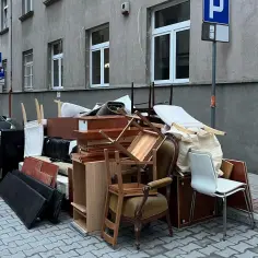 Gdzie wyrzucić plastikowe krzesło, aby uniknąć problemów z utylizacją?