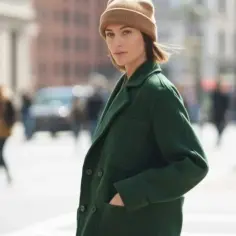 Jaką czapkę do zielonej parki wybrać, aby wyglądać stylowo?