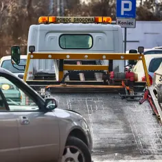 Kto płaci za holowanie po wypadku? Sprawdź swoje prawa i obowiązki