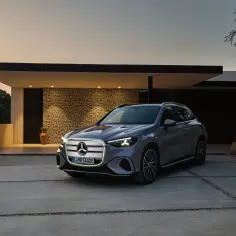 Nowy Mercedes GLC, elegancki SUV, zaparkowany przed nowoczesnym domem o zachodzie słońca.