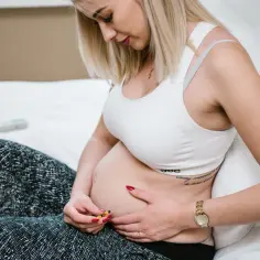 Kobieta w ciąży przygotowuje się do podania zastrzyku Clexane.