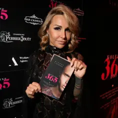 Kobieta prezentuje książkę "Kolejne 365 dni". Tło zdobią logotypy i hasła związane z wydarzeniem.