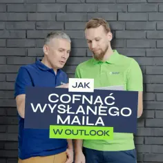 Dwóch mężczyzn omawia, jak cofnąć wysłanego maila w Outlook.