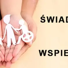 Dłonie trzymają wycięte z papieru postacie rodziny, w tym osobę na wózku. Tekst: "ŚWIADCZENIA WSPIERAJĄCE". Czy świadczenie wspierające wlicza się do dochodu?