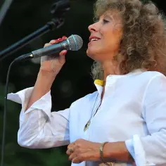 Alicja Majewska śpiewa, a jej piosenki, ułożone alfabetycznie, brzmią jak muzyczna podróż.