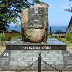 Pomnik "Gwiazda Północy" w Jastrzębiej Górze, z widokiem na morze.