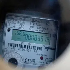 Cyfrowy licznik energii elektrycznej z wyświetlaczem pokazującym 15.8 A i 895.16 kWh. Widoczne oznaczenia RS-485, dlms, CE.