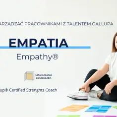 Kobieta siedzi na podłodze, uśmiecha się. Obok niej napis "EMPATIA" i logo. To Magdalena Czubaszek, coach Gallup.