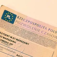 Miękki dowód rejestracyjny z napisem "Rzeczpospolita Polska Pozwolenie Czasowe" i danymi urzędowymi.