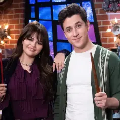 Alex i Justin Russo, czarodzieje z Waverly Place 2024, gotowi na nowe magiczne przygody.