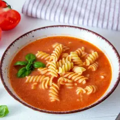 Czy gotować zupę po dodaniu śmietany? Uniknij rozwarstwienia i błędów